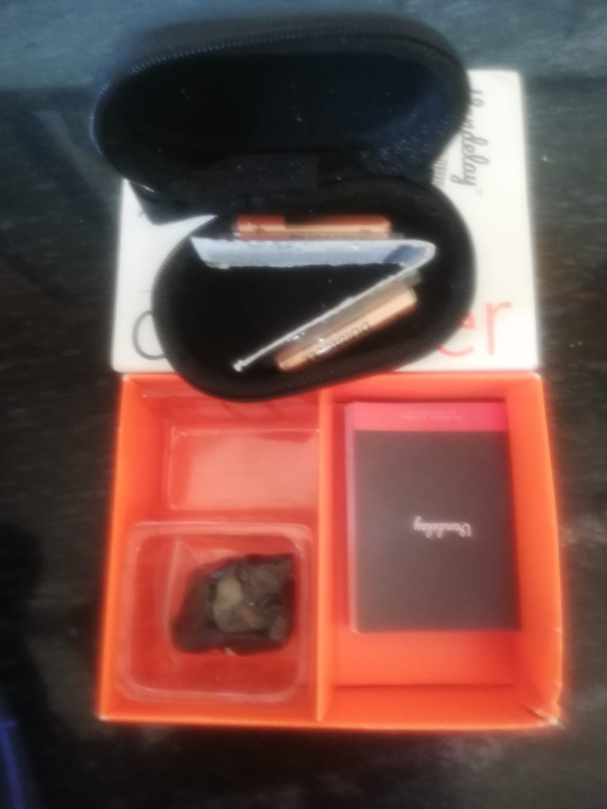farhanaahm's tweet photo. what it was supposed to be delivered and what it delivered. (n/n) @amazonIN https://t.co/MAGYeFh86z