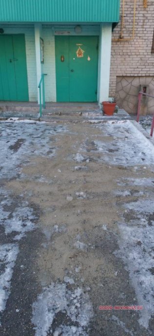 Жительница Новороссийска сломала руку, выходя из подъезда, из-за бездействия управляющей ком mykray.info/news/zhitelnic…