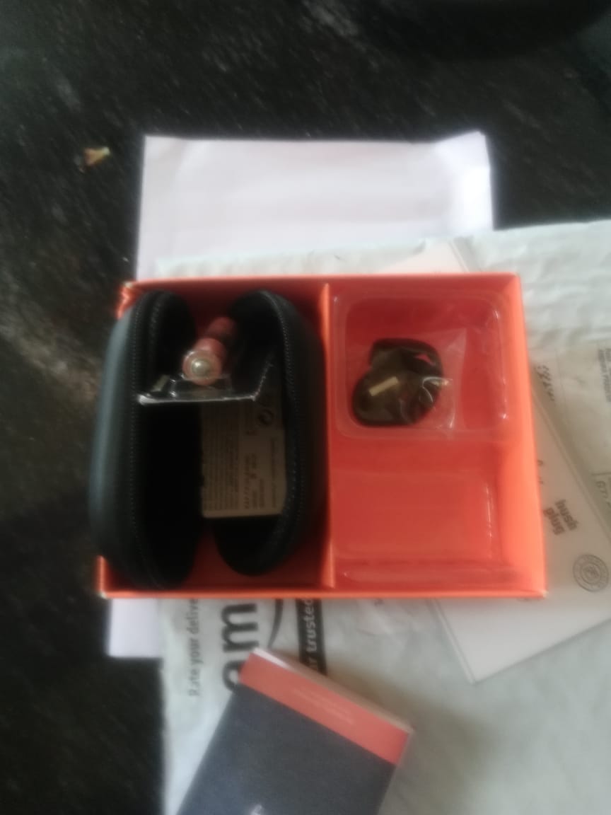 farhanaahm's tweet photo. what it was supposed to be delivered and what it delivered. (n/n) @amazonIN https://t.co/MAGYeFh86z