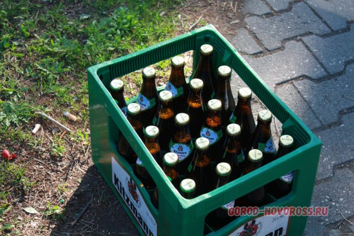 В Новороссийске полицейские задержали местного жителя похитившего из автомобиля ящик пива mykray.info/news/v-novoros…