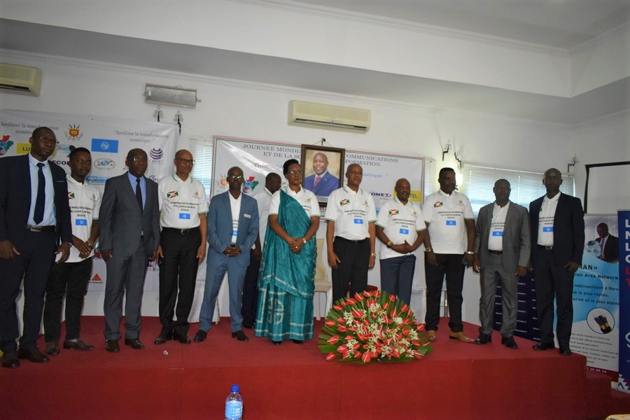 MinCoMedia's tweet photo. Au cours des cérémonies de la #JMTSI, le Vice Président de la République du #Burundi a salué les efforts fournis par les différents opérateurs de télécommunication et les fournisseurs d'accès internet pour la promotion du secteur des TIC au service du Développement
@NtareHouse https://t.co/BqToNfHbD0