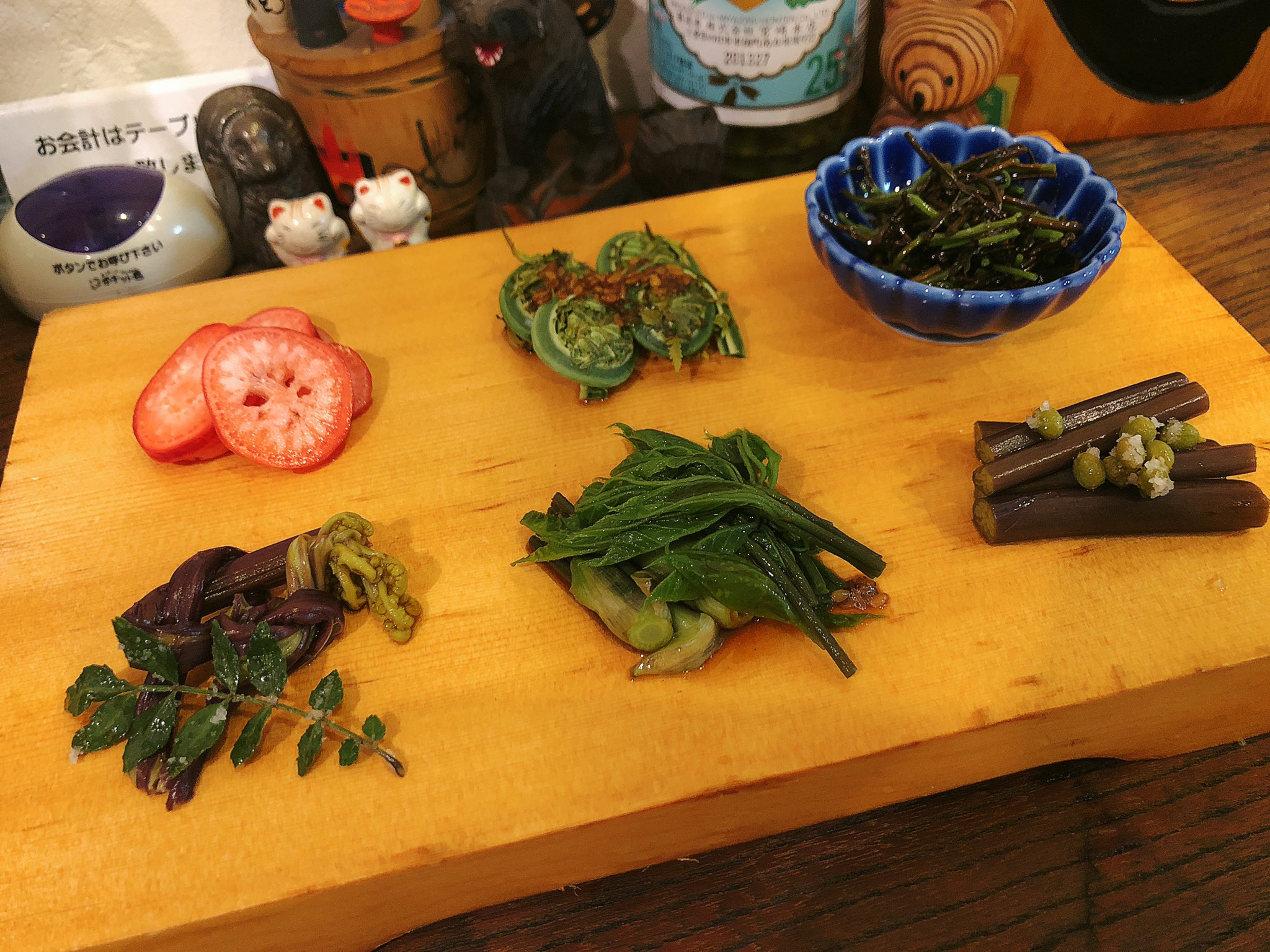 تويتر 魔女っこれい على تويتر 始め 山菜お通しセット ラデッシュの酢漬け こごみの胡麻餡かけ アケビの新芽のナムル 山椒 の葉の塩漬け わらびの酢漬け コシアブラのバター入りお浸し わらびの醤油漬け 山椒の実の塩漬け 卵黄の醤油漬け 合わせる