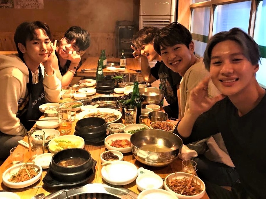 temps_de_rever's tweet photo. Q: If you were to cook a dish for the members, what would it be?

Jonghyun: “Omelette for Onew for his breakfast. Since Minho eats a lot, fried rice for him. Key is pretty picky with food so luxurious cereal for him. Taemin… I guess instant ramen is good enough." https://t.co/FTZUTY7zAl
