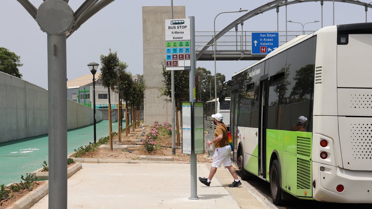F_Azzopardi's tweet photo. The #MarsaJunctionProject park & ride is encouraging more commuters to use @tallinjamalta & other alternative modes of travel. Over 40 buses in each direction stop at this junction's new laybys with safe pedestrian links to parking areas. @InfraMalta @followianborg @MaltaGov https://t.co/jE5I9nMB8w