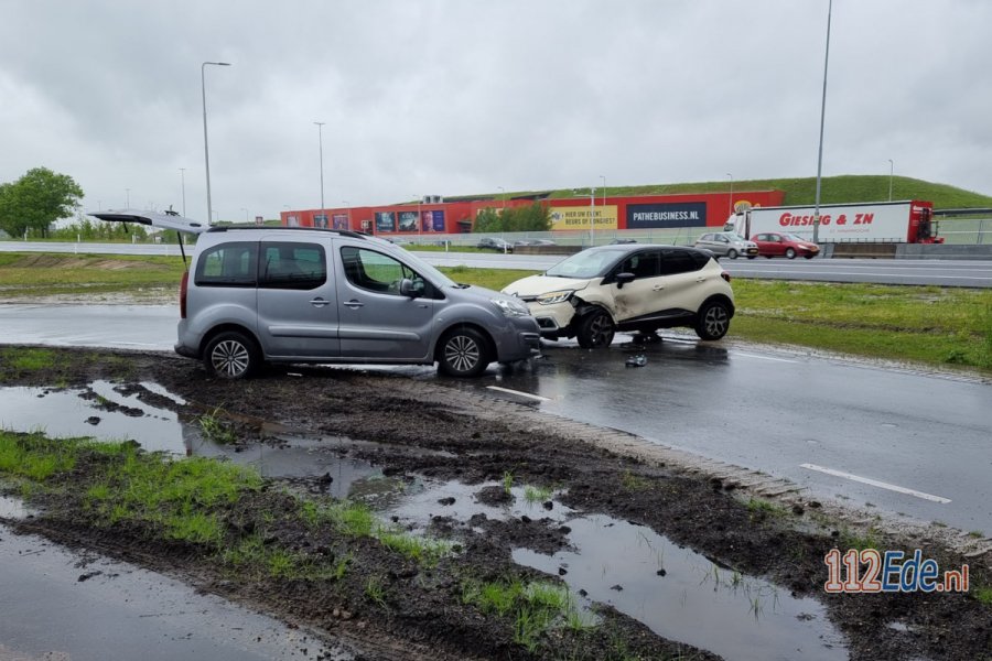 Flinke schade na aanrijding op de Maanderdijk in #Bennekom. 112Ede.