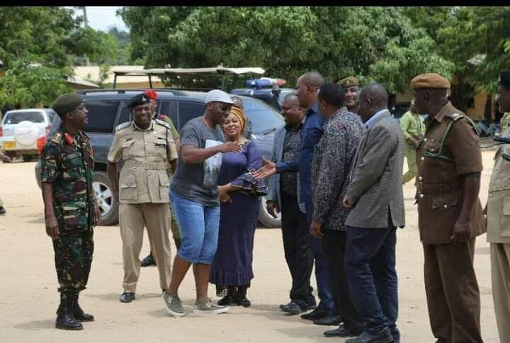 JMonsiwamaka's tweet photo. Hii Nchi imepitia magumu mengi sana imagine hapa ni RC yuko kazini na akula salute akiwa na kipensi nyanya chake kama vile yuko beach.R.I.P JPM https://t.co/zdQuIUuc0m