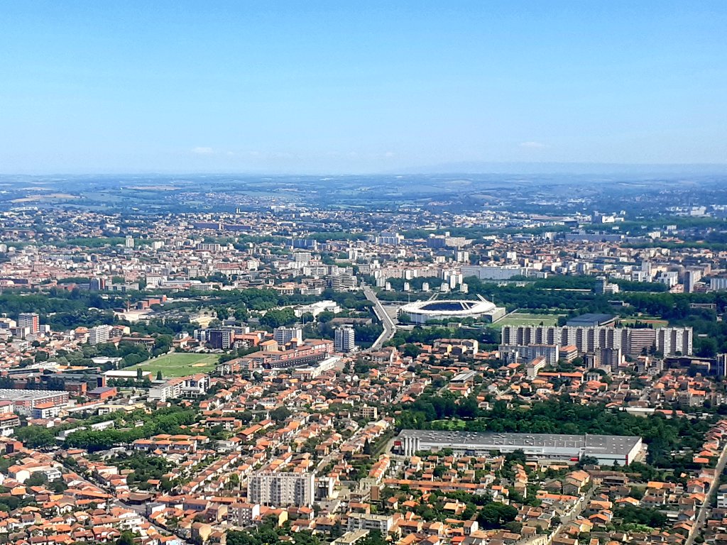 ON Y EST ! La dernière escale de la saison pour le #FCNantes, c'est Toulouse. Comme d'habitude, @bleuloireocean a fait le déplacement dans la Ville rose pour vous faire vivre le premier de ces deux derniers épisodes à suspense. 💪📻