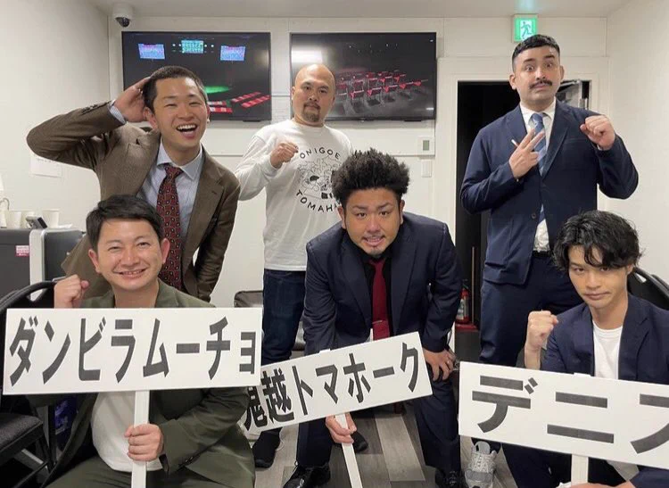 芸人たちの集合写真が？1枚の画像が3枚が組み合わさったように見えるwww