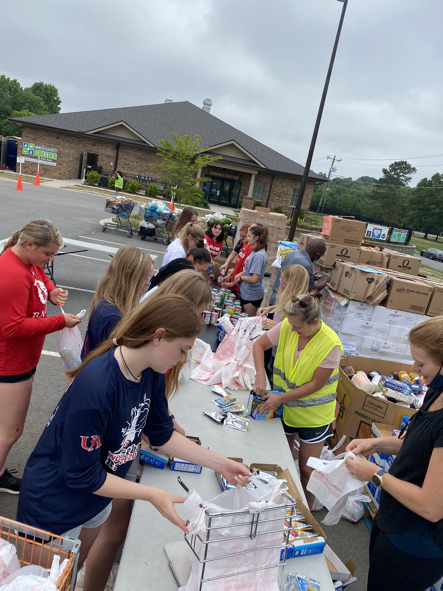 UAcharterschool's tweet photo. Varsity basketball and softball volunteered at the Community Shelter of UC this week. #UAserves @UAathletics @crystal_trull @JZUAHS https://t.co/lOYsopn4W9