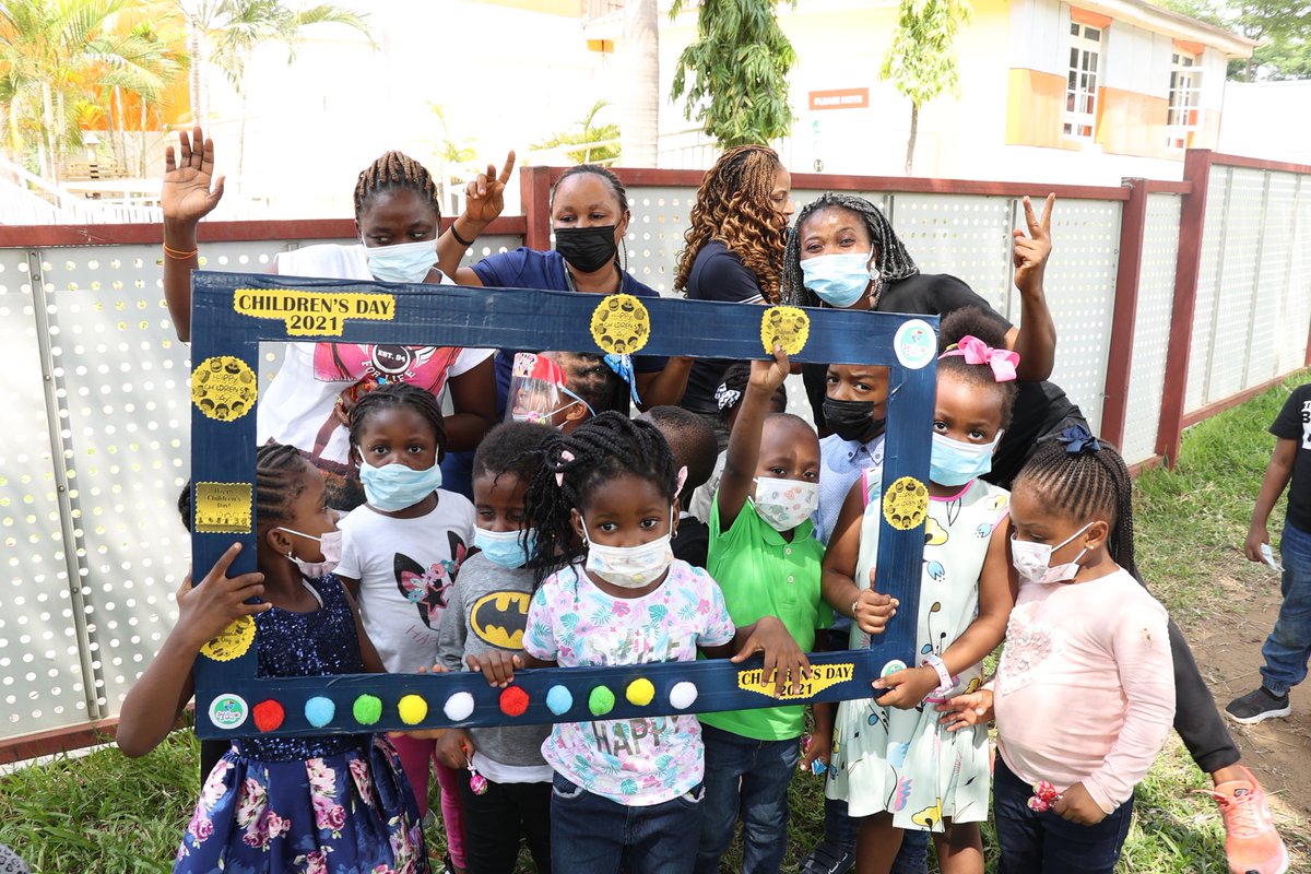 SchoolSafehands's tweet photo. this is a mindset we have instilled in the children at SHS. To make the celebration more exciting, we demonstrated this in a Handprint mural. https://t.co/700lCQtIXh