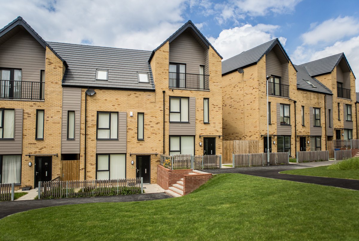 Sheff_HousingCo's tweet photo. #ThrowbackThursday to our #CutlersView development in #Sheffield @SheffCouncil @sheffield_tf @KeepmoatHomes @MyGreatPlace @SigmaCapitalPLC @ENGIE_Places_UK @BarnsleyLtd @PlumlifeHomes https://t.co/Ams9pkPeGb