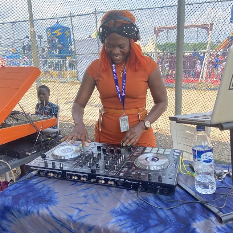splashfm1067's tweet photo. Meet our official DJ @Djmjay01 for the children's day. She is ready to give us the best vibes.💃💃💃

#SplashfmChildrensday 
#childrensday2021 
#ChildrenDay 
#DjMjay 
#SplashFm1067 https://t.co/bmE9QdwPkv