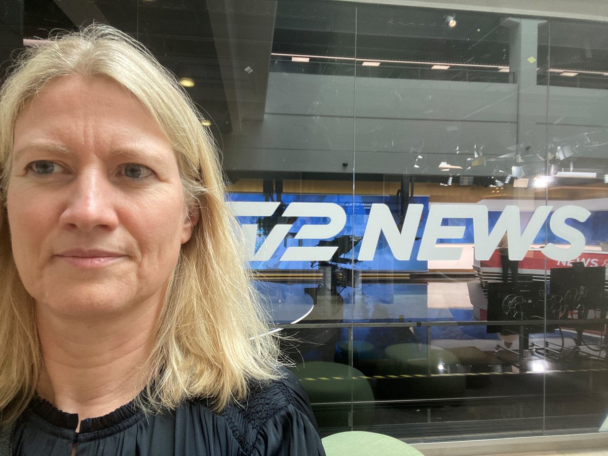 På vej i News &amp; Co - og selvom jeg ser lidt betænkelig ud, så glæder jeg mig🙂 Vi skal tale om udflytning af uddannelser og frivillige vacciner. Måske vil du se med? #dkpol <a href="/tv2newsdk/">TV 2 NEWS</a>