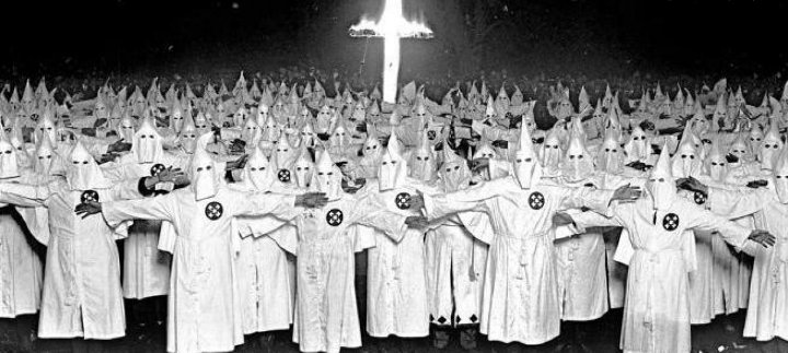 JuanKaGuzmn1's tweet photo. La familia uribista marchando "por el bien del pa��s" https://t.co/16CBkKg0ug