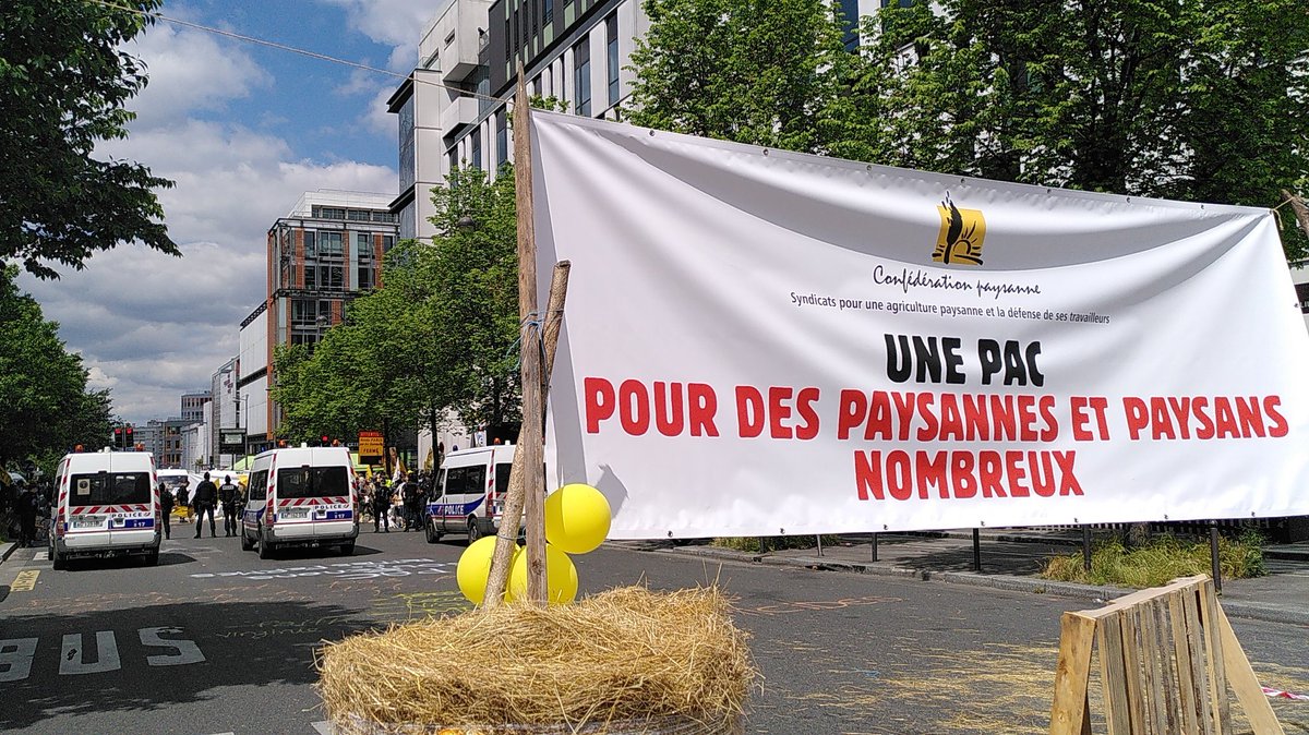 Tous les paysans ne sont pas traités sur un pied d'égalité quand ils expriment leur mécontentement sur la #PAC. 🤔
Quand la FNSEA bloque les routes, <a href="/J_Denormandie/">Julien Denormandie</a> les reçoit dans son bureau. 
Quand la <a href="/ConfPaysanne/">Conf' Paysanne</a> mène une action non-violente, les CRS viennent à leur rencontre.