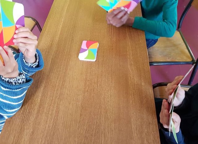CitizenLineFR's tweet photo. Une partie de jeu de cartes des défis bienveillants : Citizen Family dans un établissement à Lyon. Joie de voir les enfants de 7-8 ans dans un temps d’éveil aux 7 valeurs de la #bienveillance #montessori #citizenline #coeur #sourire #famille #heureux #parcours #pedagogie https://t.co/Az5dtlaiYG