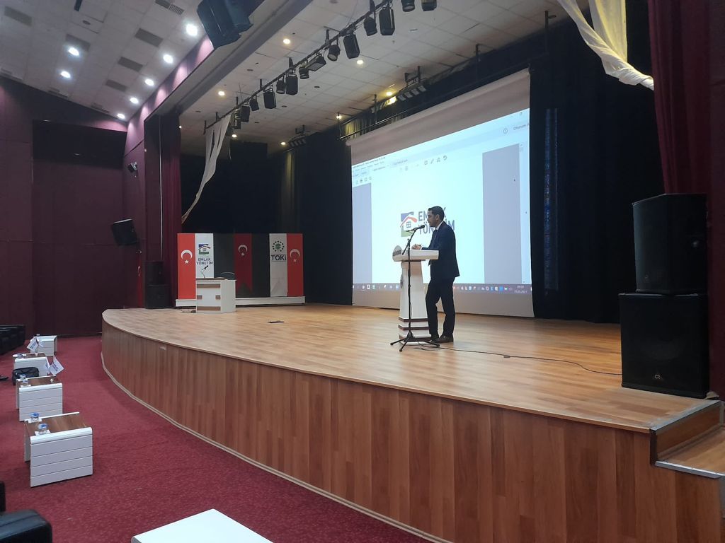 EmlakYonetim's tweet photo. TOKİ’nin Elazığ’da inşa ettiği deprem konutlarında Emlak Yönetim AŞ’ye bağlı site yönetimlerinde görevine devam eden ve göreve yeni başlayan çalışanlara işbaşı ve oryantasyon eğitimi verildi.

Haberin Devamı: https://t.co/Hgd5UAmbRl https://t.co/VLLo0rwmhS
