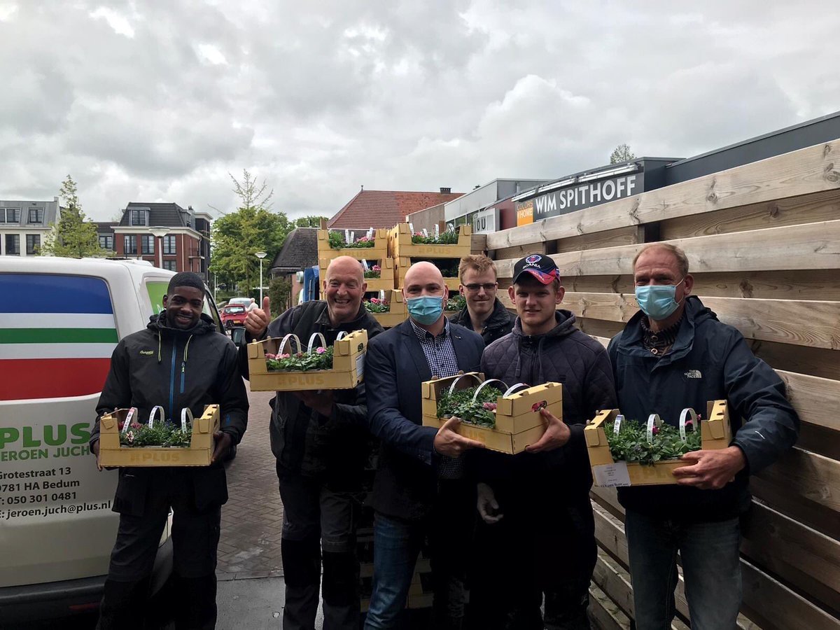 plusbedum's tweet image. PLUS supermarkten hadden een spaaractie voor perkplantjes.
Om ook wat vrolijkheid te brengen bij 's Heeren Loo, hebben PLUS Jeroen Juch uit Bedum en de PLUS Gils uit Groningen een enorme lading 🌷🌺🌹🌸🌼 aan 's Heeren Loo in Bedum geschonken.