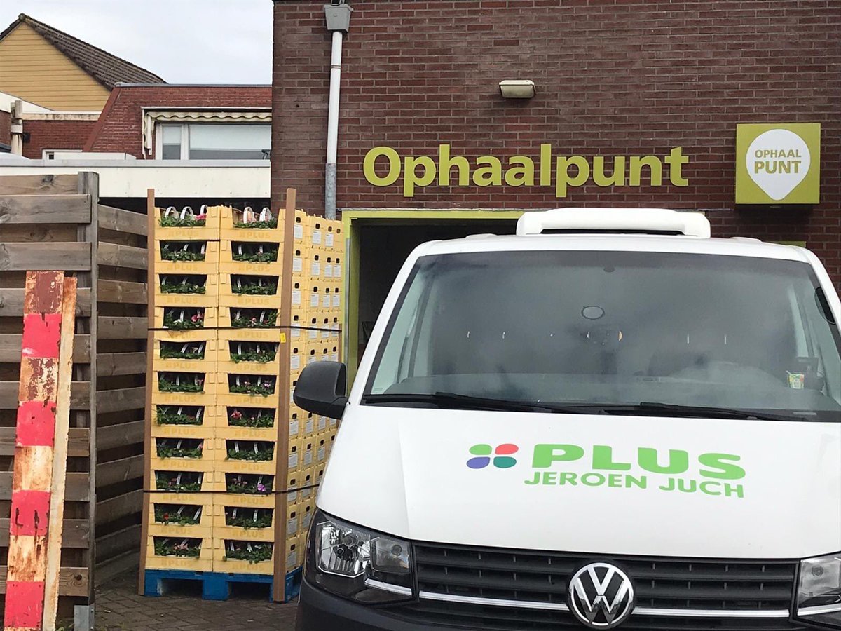 plusbedum's tweet image. PLUS supermarkten hadden een spaaractie voor perkplantjes.
Om ook wat vrolijkheid te brengen bij 's Heeren Loo, hebben PLUS Jeroen Juch uit Bedum en de PLUS Gils uit Groningen een enorme lading 🌷🌺🌹🌸🌼 aan 's Heeren Loo in Bedum geschonken.