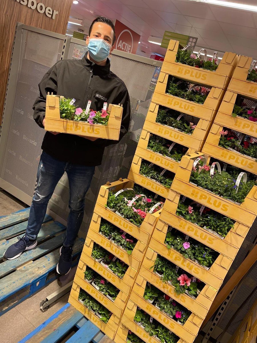plusbedum's tweet image. PLUS supermarkten hadden een spaaractie voor perkplantjes.
Om ook wat vrolijkheid te brengen bij 's Heeren Loo, hebben PLUS Jeroen Juch uit Bedum en de PLUS Gils uit Groningen een enorme lading 🌷🌺🌹🌸🌼 aan 's Heeren Loo in Bedum geschonken.