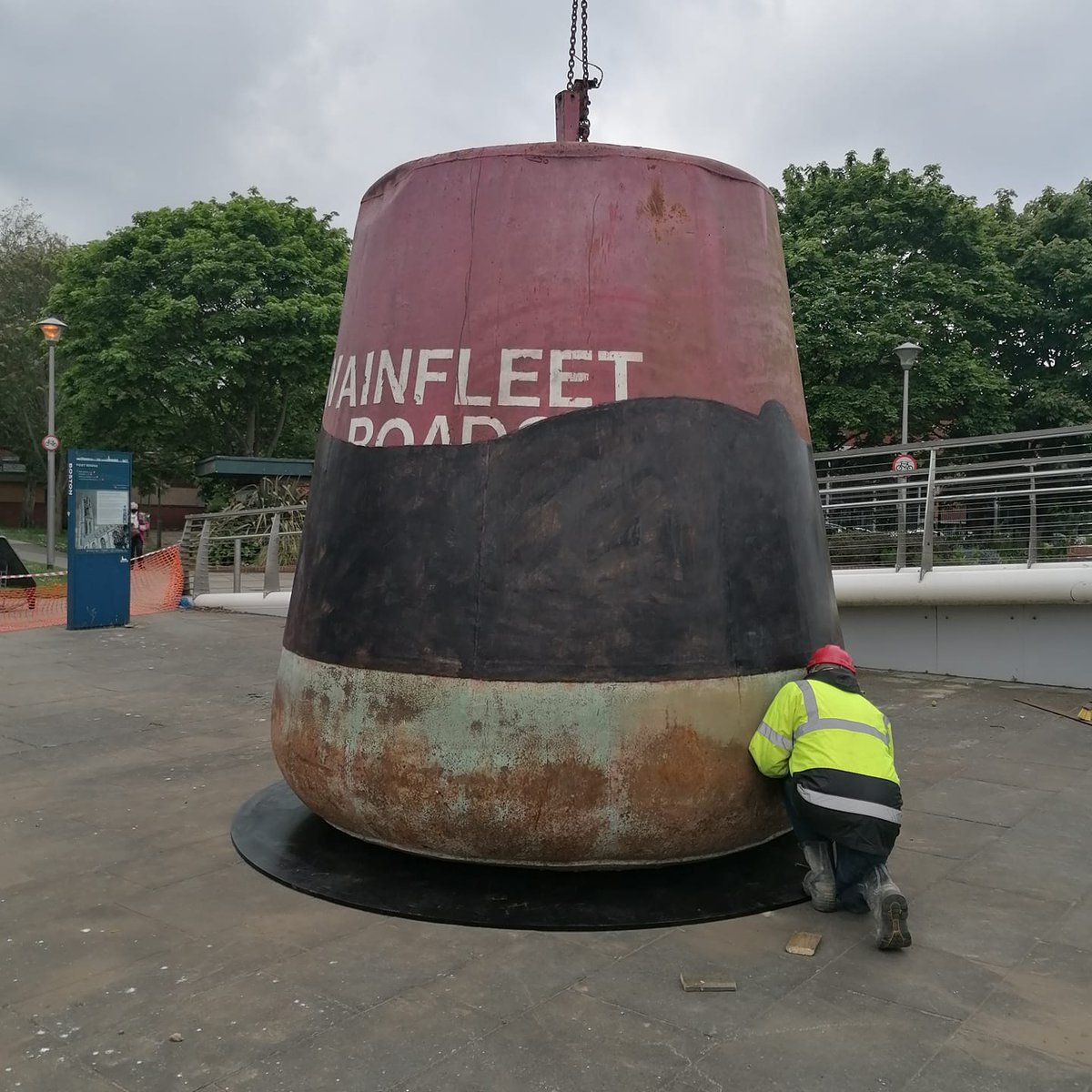 TransportedArt's tweet image. One of the Buoys to be decorated by mosaic artist @carriereichardt has arrived at its home today! 

Home sweet home; this buoy is adjacent to Adjacent to St Botolph&apos;s Footbridge, near the B&amp;amp;M Garden.

Keep following our feeds for more locations and names soon to be revealed!