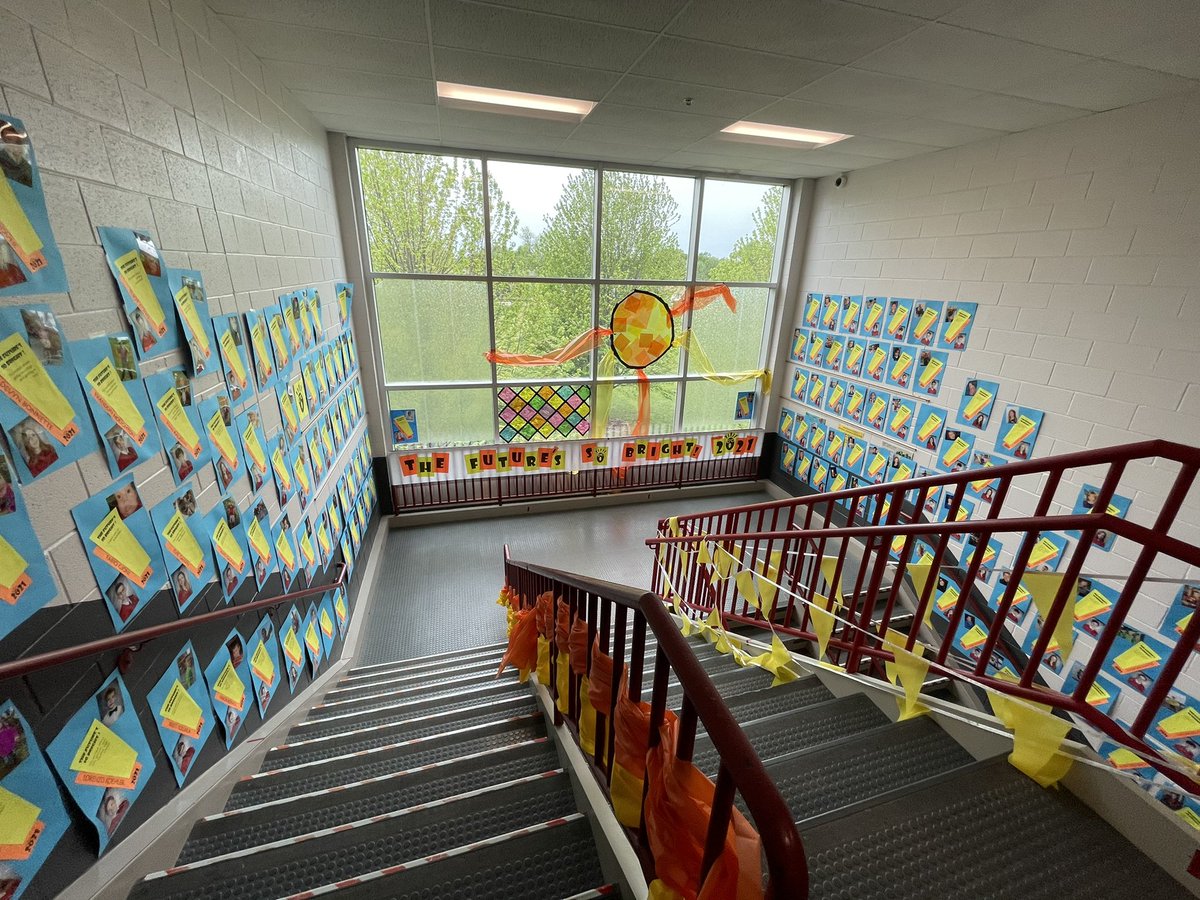 Thanks, 8th grade parents, for a beautiful celebration hallway! #d25itspersonal <a href="/sms8east/">SMS8East</a> <a href="/sms8west/">sms8west</a> <a href="/AHSD25South/">South Middle School</a>