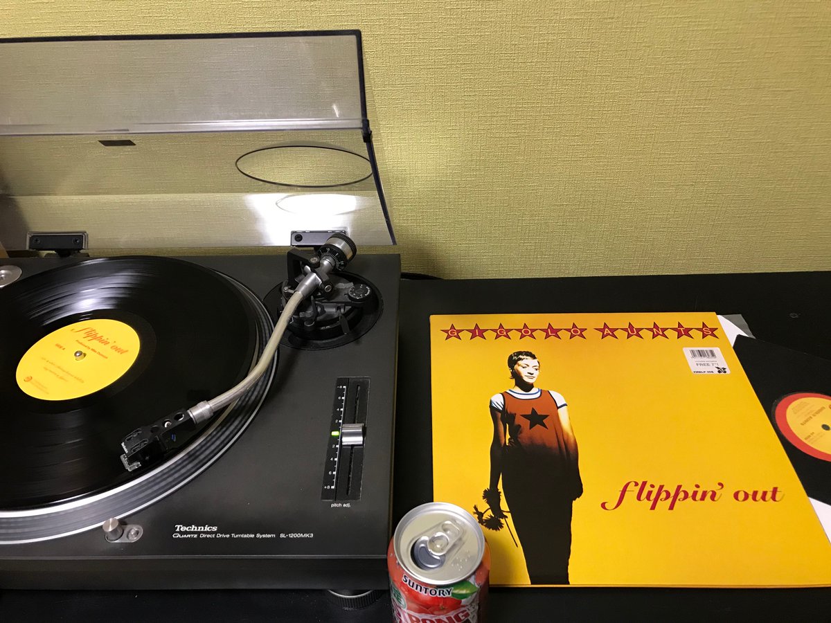 hedorocknroll's tweet photo. 今宵は爆音でこんなものを❤️
90年代型パワー・ポップ、もしくはノイジーなギター・ポップって感じ?まぁ、どっちにしてもサウンド、楽曲共に最高じゃないかな👍
正直最初ヴェルクラ経由で知ったんだけどさ😅
#GigoloAunts
#FlippinOut https://t.co/wSYDIK9M2r