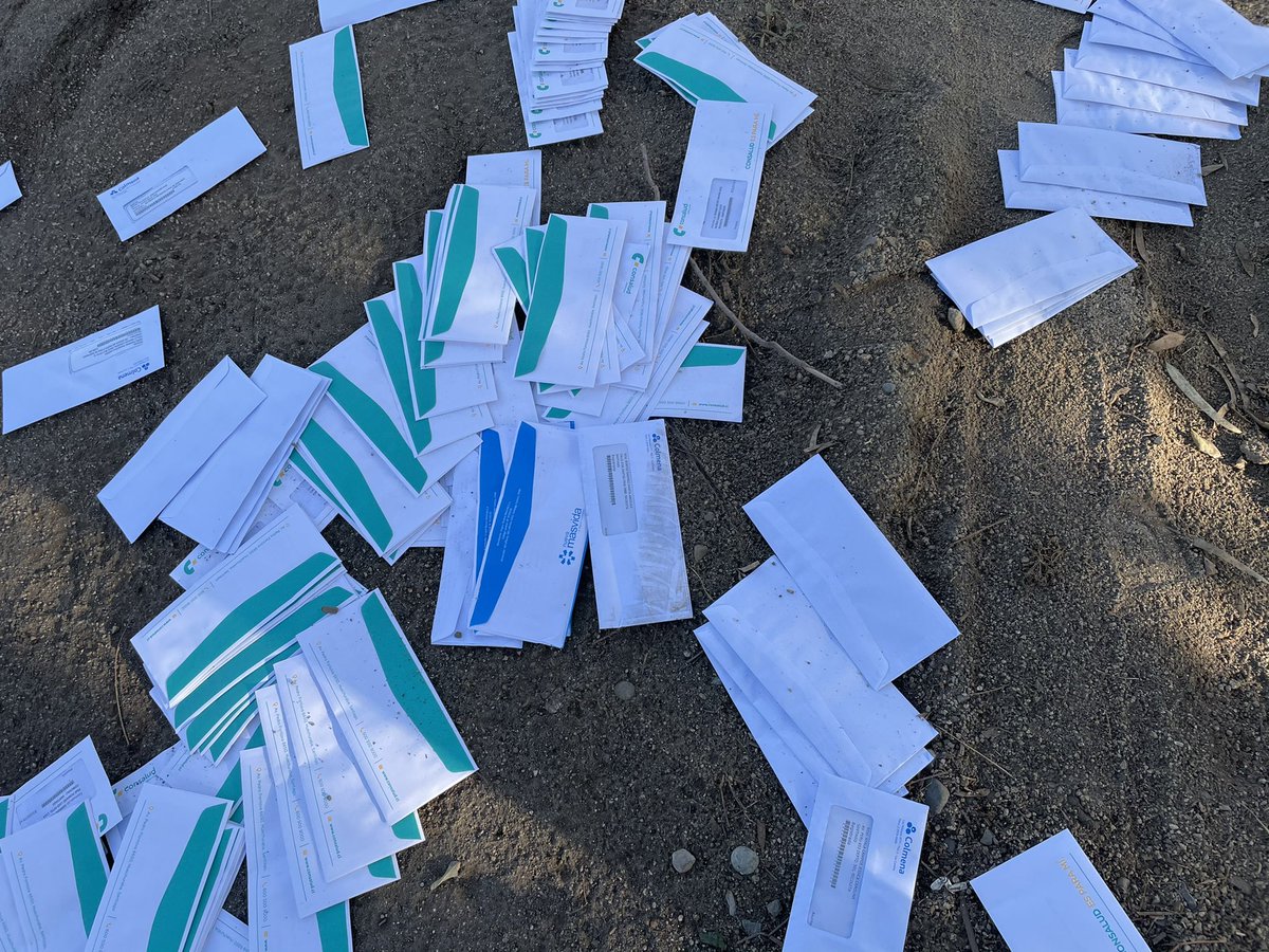 Fco_ParraG's tweet photo. @NuevaMasvida_ @IsapreConsalud @IsapreColmena @biobio @CNNChile cartas con alza de Plan tiradas en la basura en la Comuna de Renca https://t.co/znjB8mzF7Y