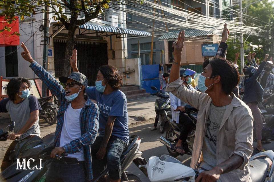 ayehayman1's tweet photo. Bikers from Mandalay staged a strike against the dictatorship near the famous moat despite tight security and chanted the democracy slogans. #May27Coup  #StopInternetRestrictions  #WhatsHappeningInMyanmar https://t.co/aZ1H01ww0L