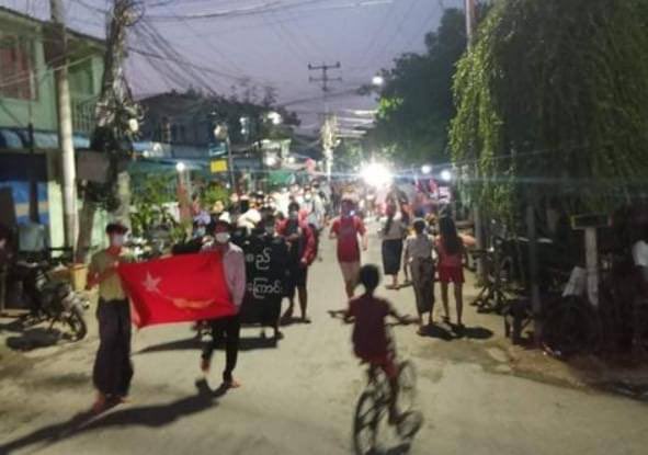 dachezh's tweet photo. Dusk strike by people in Chan Mya Thazi township, Mandalay. #May27Coup  #StopInternetRestrictions  #WhatsHappeningInMyanmar https://t.co/gPuqYpDAoZ