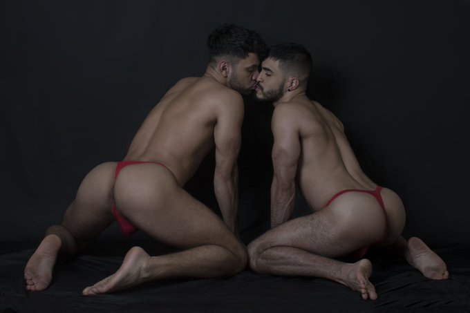 2 pic. Con @ValentinoSistor  
Fotos @malemalicia  

en #onlyfans
https://t.co/cygxMHj1Ol 

@miguelsolo611