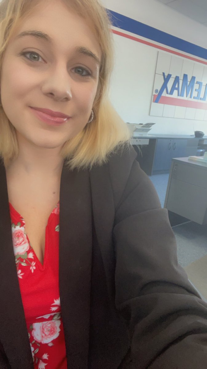 AnneLangston6's tweet photo. Day 4 supporting our troops by wearing red!! @TMXCareers #d33projects https://t.co/M0ZrhL7i8b