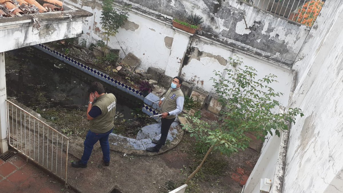 dgpm_asu's tweet photo. Seguimos insistiendo con la limpieza de los predios baldíos y el desagote de piletas, como medidas paliativas para combatir al Dengue.
Compañeros de Vigilancia, intervinieron previa notificación en un operativo conjunto, un recinto ubicado en el B° San Rafael. 
#VigilanciaAsu https://t.co/4ADhy5XBnL