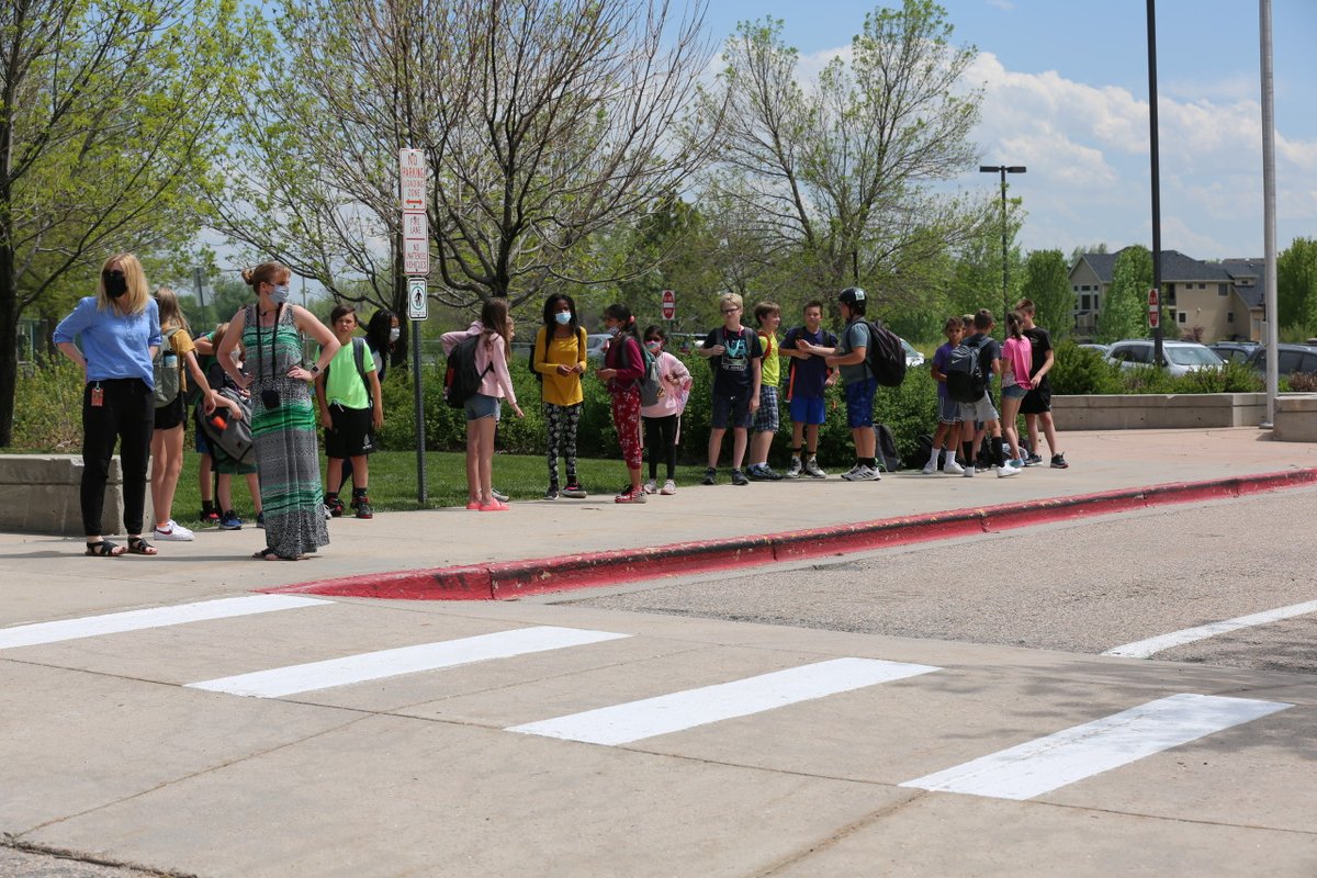 PoudreSchools's tweet photo. We are throwing it back to last week when Fossil ridge high school (@FossilRidgeHS) seniors participated in a car parade at their elementary schools. See the fun at Zach Elementary. Again, congrats to our #PSDgrads! 👏👏👏

#PSDproud #PSDcares #PSDtogether https://t.co/RnDCDoyV7f