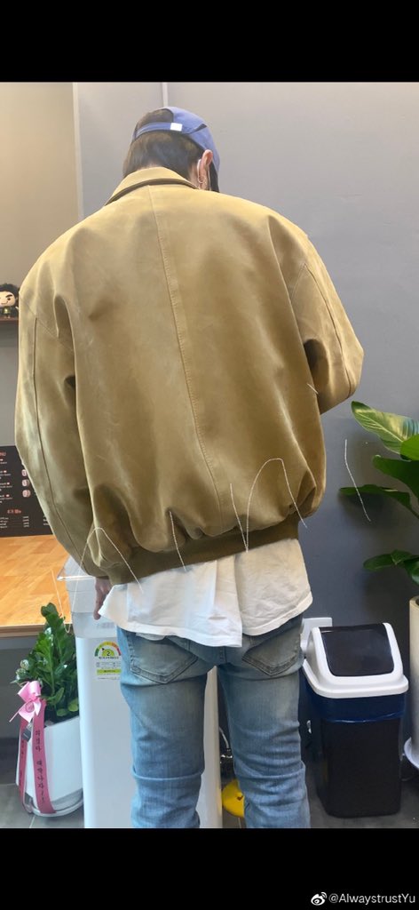 KimYugyeomArg's tweet image. [INFO] 270521 | Una fan encontró a #Yugyeom en Steak Box

Ella habló con Yugyeom y él le dijo que la preparación del álbum y las canciones está terminada y se estima que se lanzará en Junio

🖇️m.weibo.cn/6001102881/464…

#유겸 @yugyeom
#AOMG @AOMGOFFICIAL