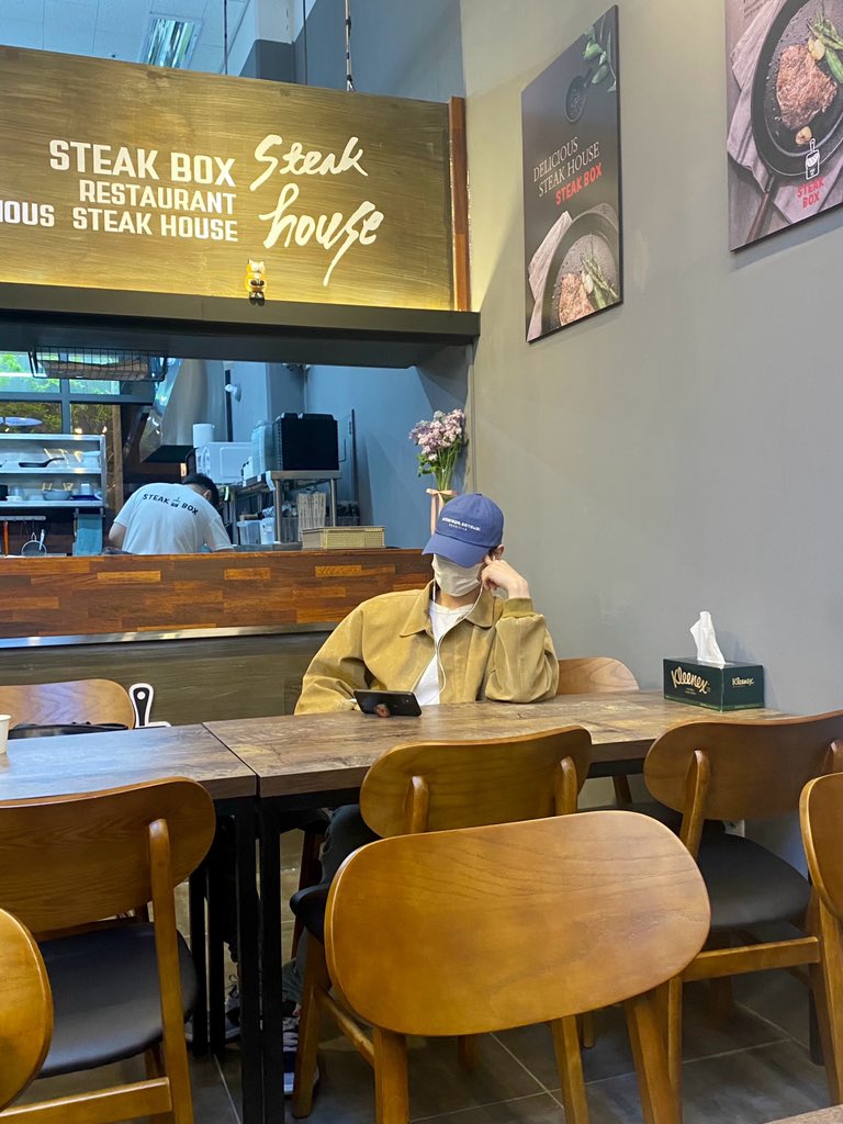 KimYugyeomArg's tweet image. [INFO] 270521 | Una fan encontró a #Yugyeom en Steak Box

Ella habló con Yugyeom y él le dijo que la preparación del álbum y las canciones está terminada y se estima que se lanzará en Junio

🖇️m.weibo.cn/6001102881/464…

#유겸 @yugyeom
#AOMG @AOMGOFFICIAL