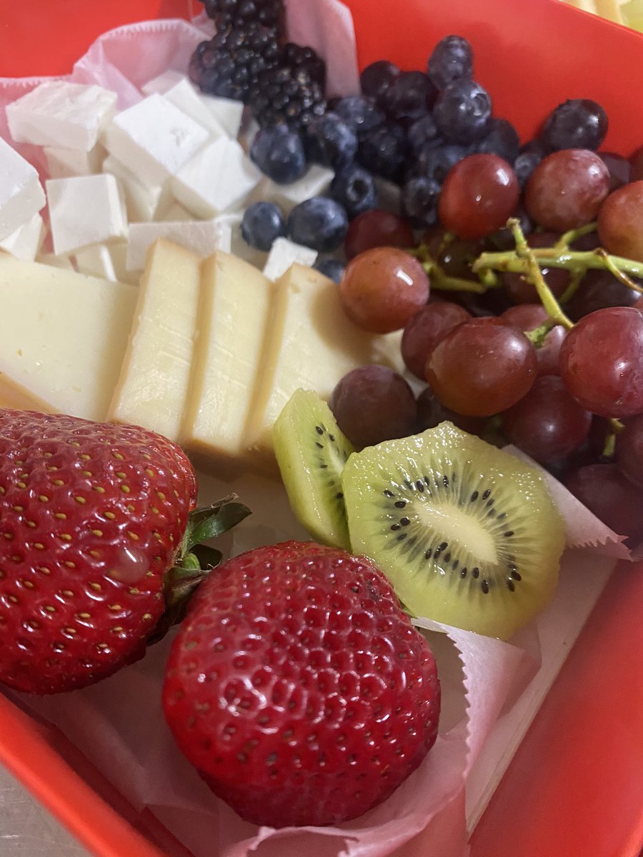 Mangia_NYC's tweet image. Snacking time! Have you tried our new snack boxes? 🍓🍇🫐🧀 #mangianyc #snackboxes