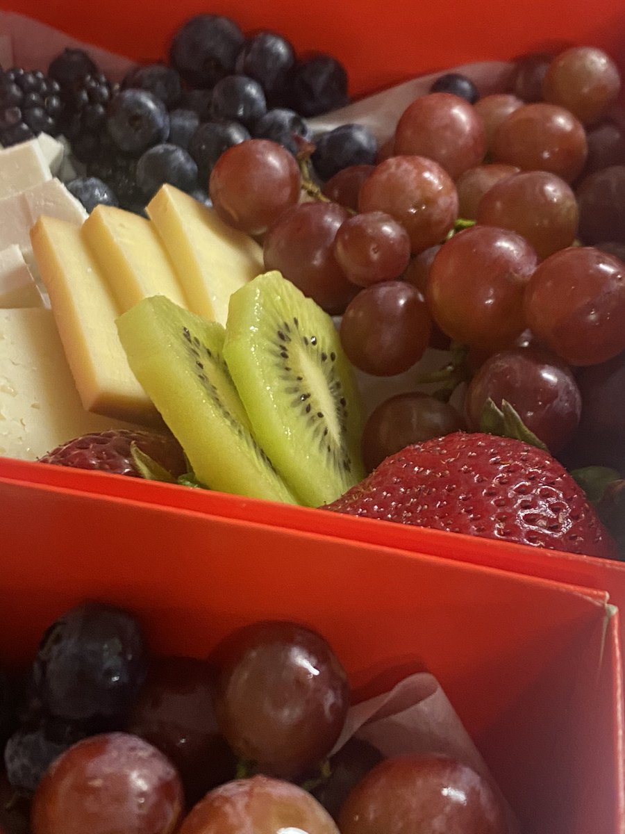 Mangia_NYC's tweet image. Snacking time! Have you tried our new snack boxes? 🍓🍇🫐🧀 #mangianyc #snackboxes