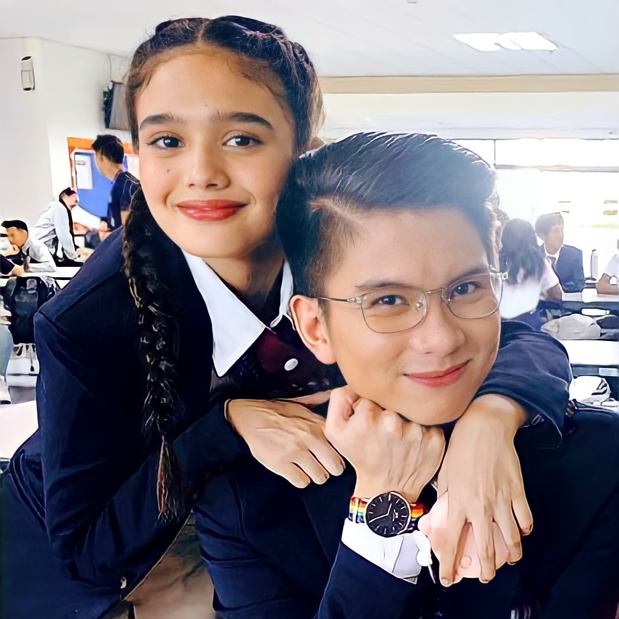 CR1ZANITY's tweet photo. Their friendship is sooo amazing!! 
@limerveloso @mscrizataa 💛💚

#HesIntoHer https://t.co/QGR9Uo3fEF