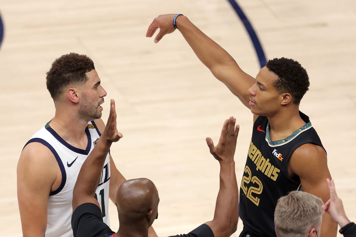 5ive_out's tweet photo. On today’s episode, we recap the #NBAPlayoffs so far and answer the question: was the Play-In tournament a #success? Let us know down below! #NBA 
Check it out ⬇️
Apple: https://t.co/qM2k54SPA1
Spotify: https://t.co/r8wPnVFQqz
YouTube: https://t.co/5Sxphy1BU6 https://t.co/iIlUWeb7BT