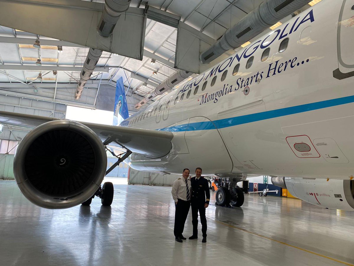 Агаарын хөлөг маань яг одоо шөнө 24 цагт хөөрөөд маргааш өглөө 12 цагт Улаанбаатарт буухаар цагаа өглөө. Монголынхоо зүг нисэхэд бэлэн боллоо. Манай 2 гадаад A319 Captain and First Officer