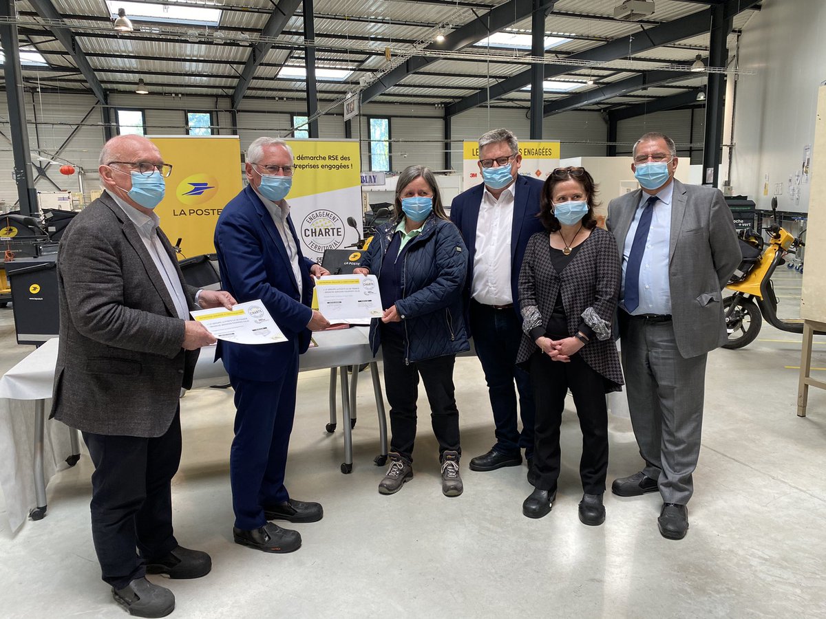 LPNews_IDF's tweet photo. #Valdoise l @GroupeLaPoste adhère à la Charte d’engagement territorial de la Communauté d’agglomération de #CergyPontoise. 
#LaPoste renforce son engagement en faveur de @CergyPontoise95 en contribuant au déploiement de projets à forts bénéfices environnementaux &amp; socio-éco.
#RSE https://t.co/uKcbMrAbzH