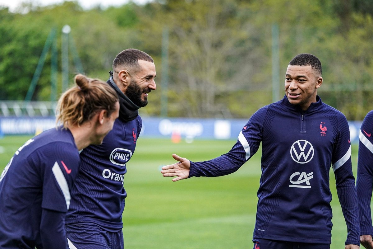 elchiringuitotv's tweet photo. 🇫🇷 BENZEMA

🇫🇷 MBAPPÉ

🇫🇷 GRIEZMANN

📸 La foto que hace temblar a las selecciones de la #EURO2020. https://t.co/2mFw3n84aW