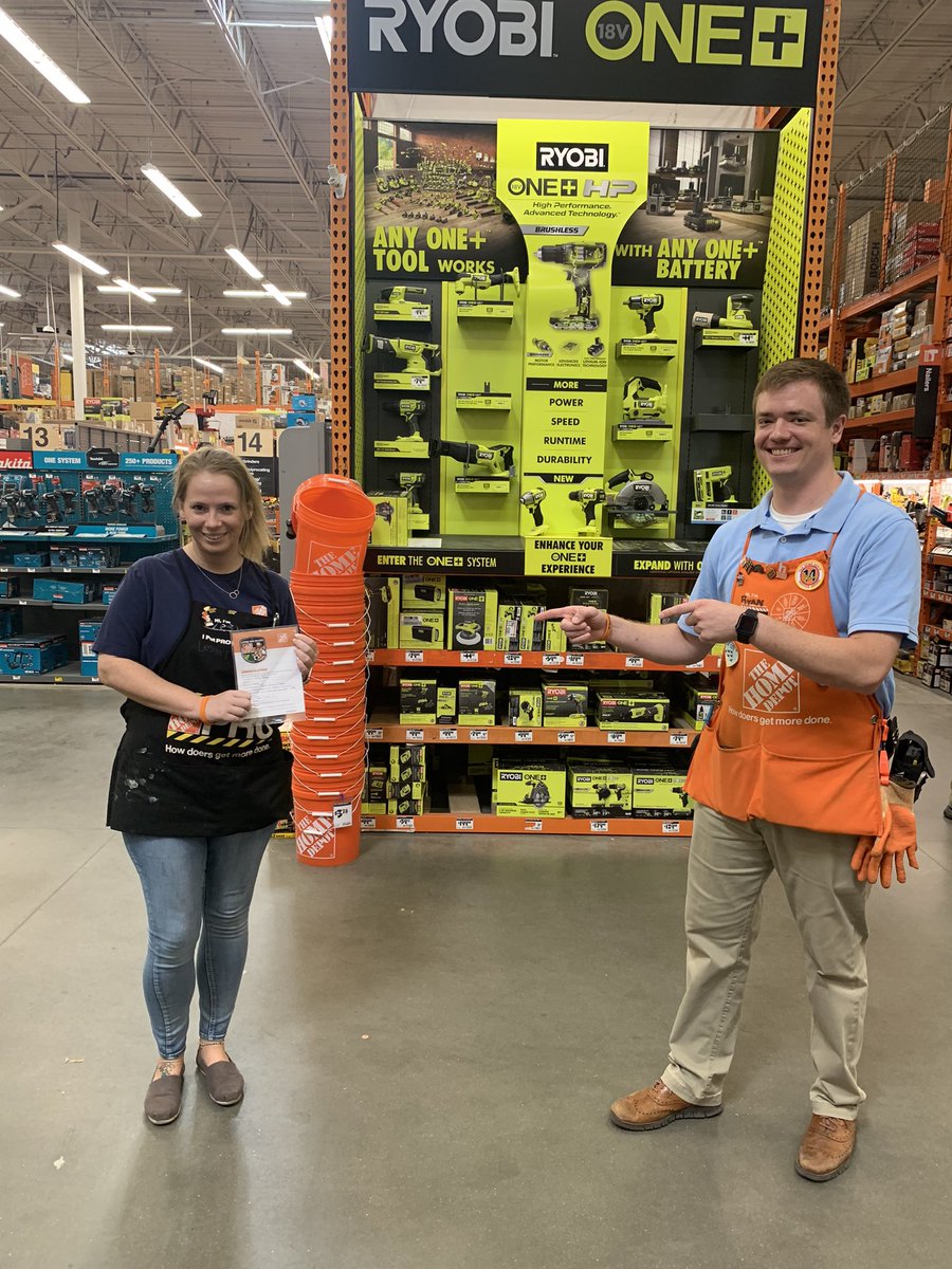 JDSchley's tweet photo. 🤩LOOK A SUPERSTAR🤩:
PA Lesley, was recognized by @RyanEwing0863 for helping our new associate at the paint desk and assisting customers! Thanks for all you do 🤗 #universalassociate @WeidmanJess @SeanBrownD133 @CrickettSurls @CurrelleyAngela @kingmeforeva @RDuncan_tidefan https://t.co/fV451cOtgK