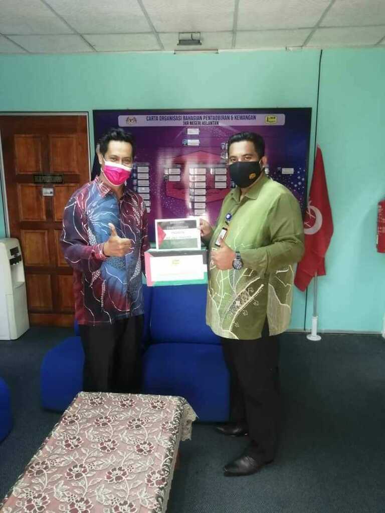 JkrTenteraKltn's tweet photo. Alhamdulillah... Kerjasama antara semua pegawai dari Unit Tentera Kelantan, akhirnya berjaya mengumpul Tabung Palestin JKR 2021.

#Pray4Palestin
#savepalestin https://t.co/weaZ1L0Bme