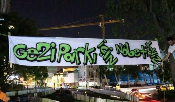 27 Mayıs 2013'te tam 8 yıl önce bugün hükümet Taksim'e bir AVM daha kondurmak için, iş makineleri ile #GeziParkı'na girmenin ilk adımını atacaktı.
Saat 22:30'da kepçeyi durduracak ve herkesi #AyağaKalk diyerek Gezi'ye çağıracaktık. Herşey o zaman başlayacaktı. ✊🏼✌🏼
#Gezi8yaşında