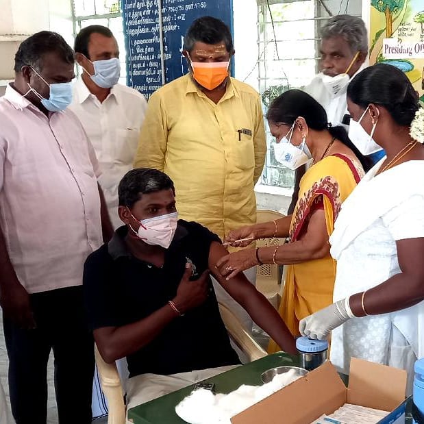 drcksaraswathi's tweet photo. இன்று மொடக்குறிச்சி தொகுதிக்குட்பட்ட அரச்சலூர், கஸ்பா பேட்டை, லக்காபுரம்  மற்றும் எழுமாத்தூர் பகுதிகளில் நடைபெற்ற  கொரோனா தடுப்பூசி முகாம்களை நமது சட்டமன்ற உறுப்பினர் டாக்டர் சி.சரஸ்வதி அவர்கள் நேரில் பார்வையிட்டு மருத்துவர்கள் மற்றும் பயனாளர்களிடம் கலந்துரையாடினார். https://t.co/fgAoDGTtdJ