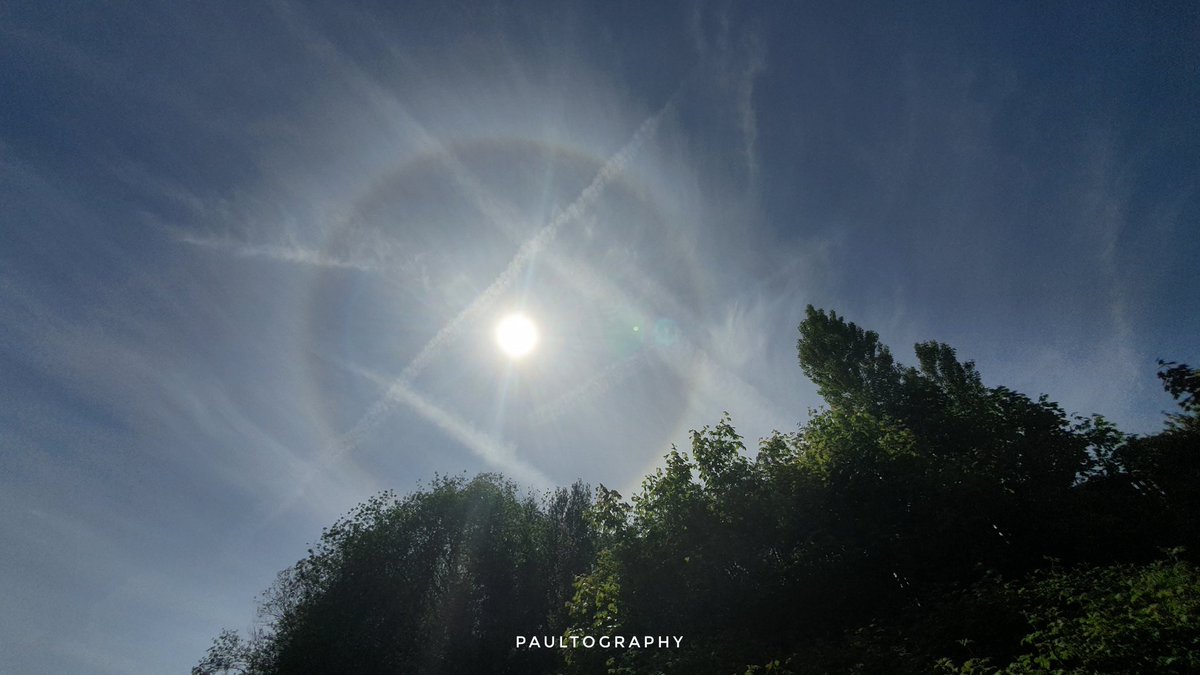 slimboyfat88's tweet photo. #SunHalo over South Wales this afternoon.  Nature at its majestic best.... https://t.co/NRJ95rzH6V