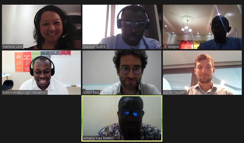 #Hackathon des #AfricaDays21
Les coachs receuillent les travaux des équipes, livrent les dernières et ultines clès d'un bon pitch.
Rendez-vous tout à l'heure en Facebook Live ▶️facebook.com/SOSSAHEL pour l'annonce des trois équipes gagnantes #AgriTech #AfricaDays #Innovation