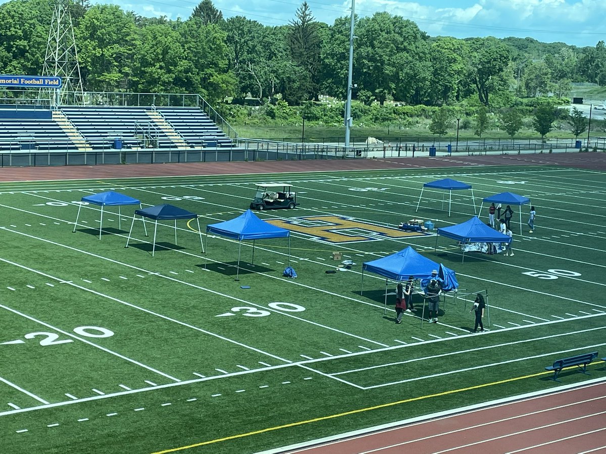 _silvergal's tweet image. Setting up for tonight’s Senior Event #hardingpride #hardingstrong